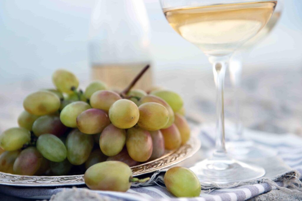 copa de vino blanco con uvas blancas